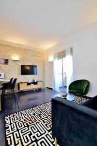 Μια τηλεόραση ή/και κέντρο ψυχαγωγίας στο VACATION APARTMENT IN TLV NEXT TO HILTON BEACH WITH BALCONY