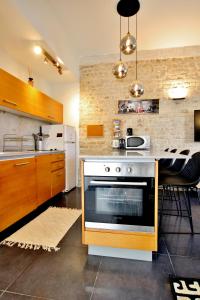 Η κουζίνα ή μικρή κουζίνα στο VACATION APARTMENT IN TLV NEXT TO HILTON BEACH WITH BALCONY