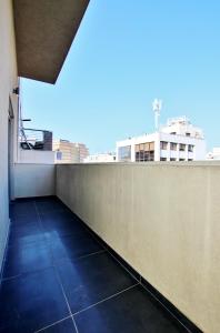 Μπαλκόνι ή βεράντα στο VACATION APARTMENT IN TLV NEXT TO HILTON BEACH WITH BALCONY +9 φωτογραφίες