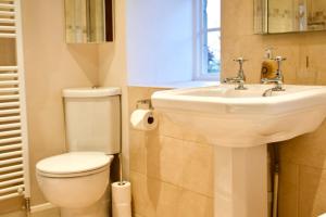 ein Badezimmer mit einer weißen Toilette und einem Waschbecken in der Unterkunft Charming Cottage, Great Rissington, Cotswolds in Great Rissington + 53 Fotos