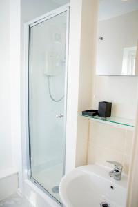 Ένα μπάνιο στο Cosy 3-Bed Home Close to City Centre (Parking) +33 φωτογραφίες