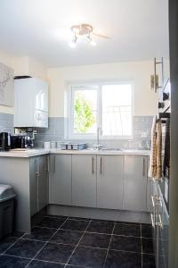 Η κουζίνα ή μικρή κουζίνα στο Cosy 3-Bed Home Close to City Centre (Parking)