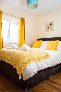 Ένα ή περισσότερα κρεβάτια σε δωμάτιο στο Cosy 3-Bed Home Close to City Centre (Parking)