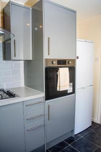 Η κουζίνα ή μικρή κουζίνα στο Cosy 3-Bed Home Close to City Centre (Parking)