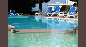 un grupo de sillas sentadas en una piscina en Hotel Désirée - Garda Lake Collection en Sirmione