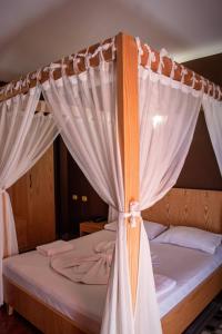Postel nebo postele na pokoji v ubytování Hotel Epidami