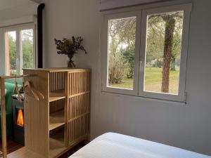 1 dormitorio con estante de libros y ventana en Brandián 17, en A Guarda