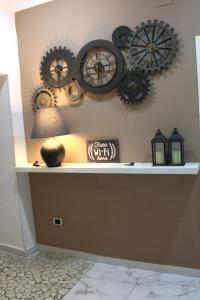 ナポリにあるLocanda Dell'Arteの壁掛け時計付きの部屋
