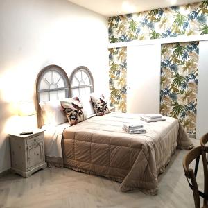 1 dormitorio con 1 cama grande en una habitación en Locanda Dell'Arte, en Nápoles