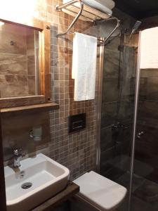 A bathroom at THE SARIGERME INN