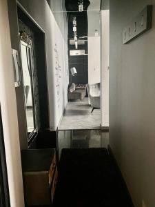 pasillo con espejo y silla en una habitación en EVIS LTD apartments 1, en Rēzekne