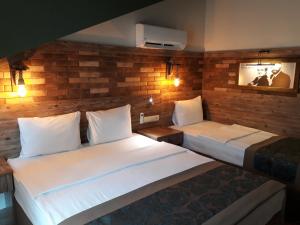 A bed or beds in a room at THE SARIGERME INN