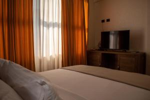 Postel nebo postele na pokoji v ubytování Hotel Epidami