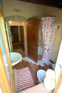 a small bathroom with two sinks and two toilets at La Capanna di Panpepato in Rosia