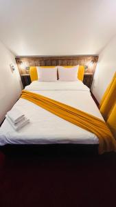 1 cama grande en una habitación de hotel con: en Pensiunea Domnika, en Dej