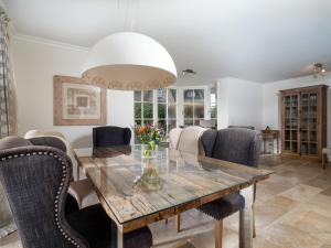 una sala da pranzo con tavolo e sedie di Das Reet Strandhaus a Wenningstedt