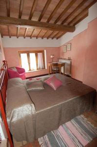 a bedroom with a large bed in a room at La Capanna di Panpepato in Rosia