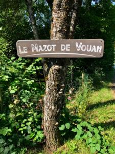 a sign that says hematologist be woman on a tree at Gîte Le Mazot de Vouan in Saint-André-de-Boëge