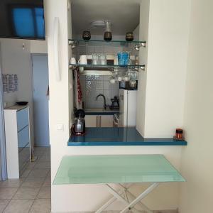 Η κουζίνα ή μικρή κουζίνα στο Grand studio bord de mer- accès direct aux plages +4 φωτογραφίες