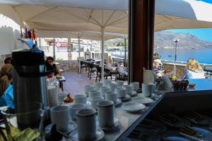 eine Gruppe von Tassen und Tafeln auf einem Tisch in der Unterkunft Mandy Suites in Kissamos