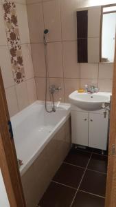 Ένα μπάνιο στο Apartament Georgian