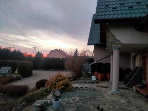 Pohľad na východ alebo západ slnka z privátu alebo blízkeho okolia