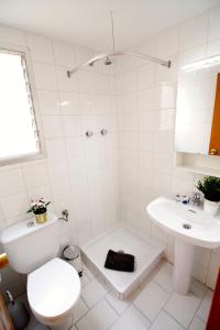 Un baño blanco con inodoro y lavabo. en PRIMERA LINEA EL CAMPELLO BEACH, en El Campello