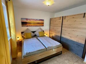 מיטה או מיטות בחדר ב-Kleines Häuschen mit Bergblick