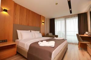 une chambre d'hôtel avec un lit et des serviettes. dans l'établissement Pikola Otel, à Ordu