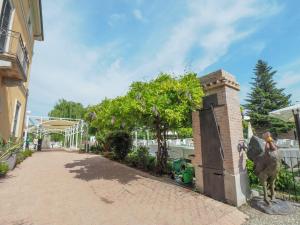 une statue de poulet sur le côté d'un bâtiment dans l'établissement Hotel Villa Costanza, à Pontenure