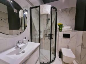 A bathroom at Apartament Szmaragdowa 21 - 365PAM