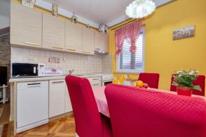 Kuchyňa alebo kuchynka v ubytovaní Apartment Simeone + 29 fotografií