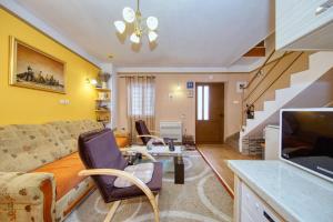 sala de estar con sofá y mesa en Apartment Simeone, en Zadar