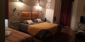 1 dormitorio con 1 cama con 2 almohadas en Le Mimosa, en Saint-Saturnin-de-Lucian