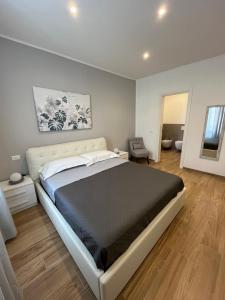 1 dormitorio con 1 cama grande en una habitación en LEVANTE Central Rooms, en Levanto
