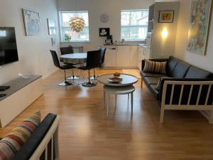 uma sala de estar com um sofá e uma mesa em Refshalegaard em Engesvang
