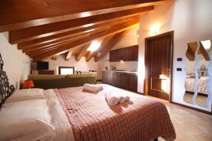 una camera da letto con un letto grande con asciugamani sopra di Residence Aquila - Mono Corno Bussola a Brusson