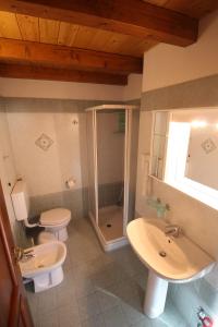 un bagno con due lavandini e una doccia di Residence Aquila - Mono Corno Bussola a Brusson