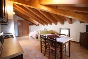 una cucina con un tavolo e sedie in una stanza di Residence Aquila - Mono Corno Bussola a Brusson