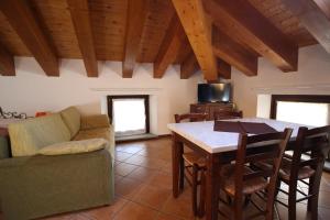 un soggiorno con un divano e un tavolo di Residence Aquila - Mono Corno Bussola a Brusson