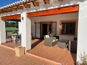 a patio with a pergola and a table and chairs at Villa Clara, 8 pers, JAVEA, Costa Blanca, closes to beaches in Jávea
