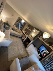 uma vista superior de uma sala de estar com um sofá e uma televisão em Stunning 5 Bedroom Victorian home with optional hot tub em Pershore