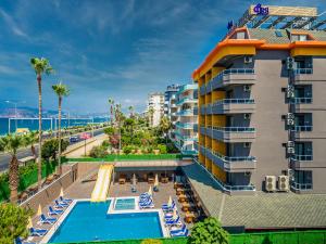 Bazén v ubytování Arsi Paradise Beach Hotel nebo v jeho okolí