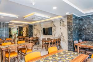 TV a/nebo společenská místnost v ubytování Arsi Paradise Beach Hotel