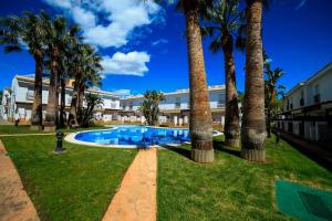 Bazén v ubytování Adosado con jardin y piscina Palm Beach 86 ALBERT VILLAS nebo v jeho okolí