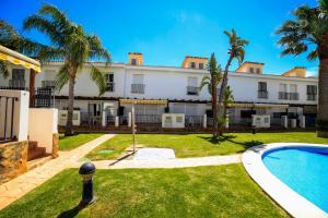 Bazén v ubytování Adosado con jardin y piscina Palm Beach 86 ALBERT VILLAS nebo v jeho okolí