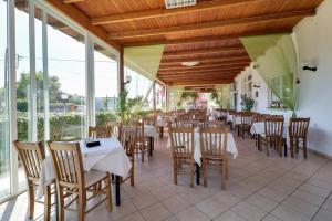 Reštaurácia alebo iné gastronomické zariadenie v ubytovaní Marirena Hotel