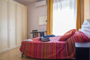 um quarto com uma cama com um cobertor rosa em Residenza Franca Vista panoramica em La Spezia