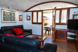 a living room with a couch and a tv at Family Home Jaume II Casa Familiar Jaume II in Llucmajor