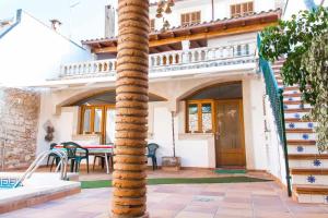 a palm tree in the courtyard of a house at Family Home Jaume II Casa Familiar Jaume II in Llucmajor